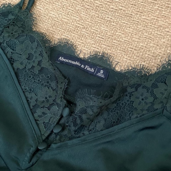 NWOT ABERCROMBIE & FITCH satin lace trim vneck cami with buttons - Picture 2 of 2